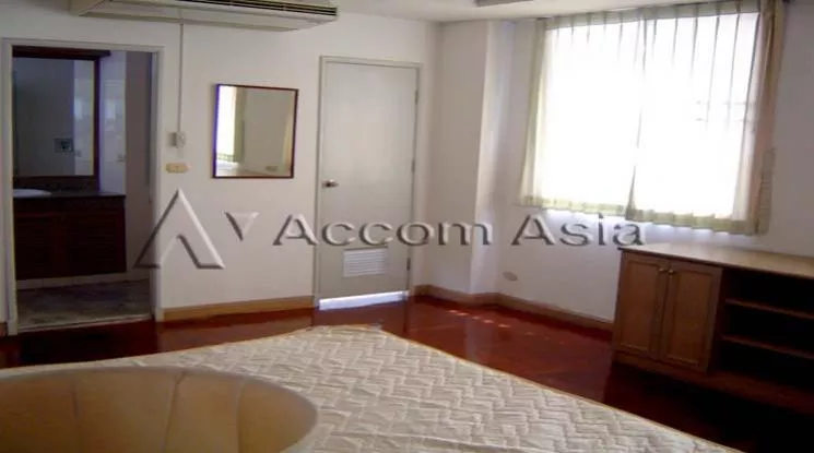 unit 2 Bedrooms  Apartment For Rent in Sathorn, Bangkok  near BTS Surasak (23986)