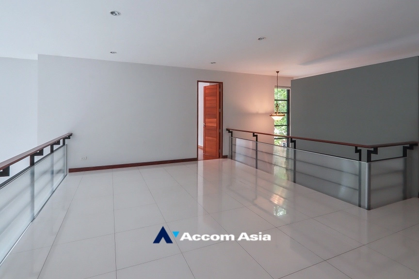 9  4 br House For Rent in ratchadapisek ,Bangkok  AA25395