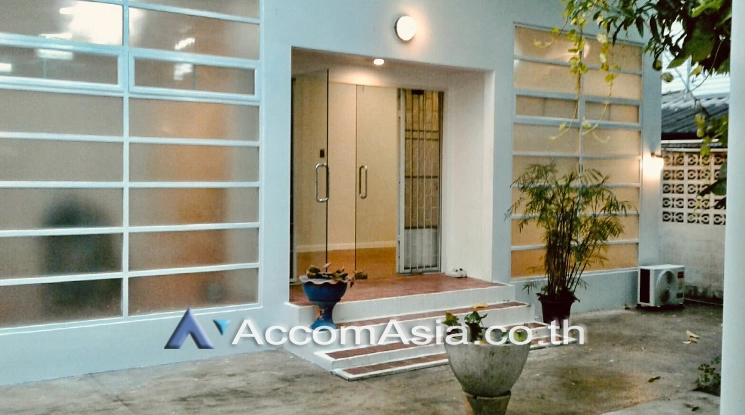 unit 3 Bedrooms  House For Rent & Sale in Sukhumvit, Bangkok  near BTS Thong Lo (AA25432)