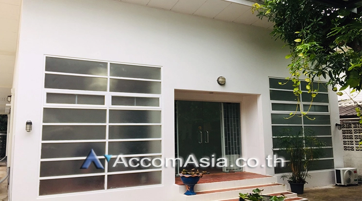 unit 3 Bedrooms  House For Rent & Sale in Sukhumvit, Bangkok  near BTS Thong Lo (AA25432)