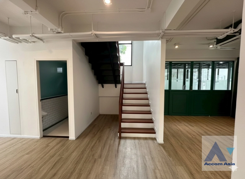 unitHome Office |  4 Bedrooms  House For Rent & Sale in Sukhumvit, Bangkok  near BTS Punnawithi (AA25469)