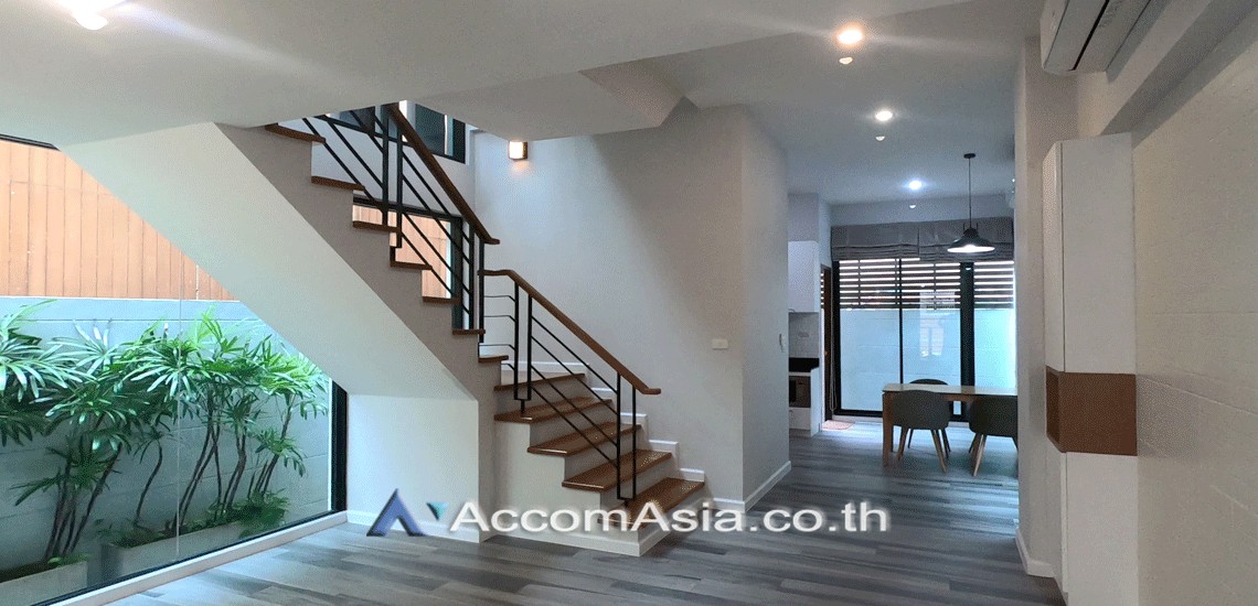  3 Bedrooms  House For Rent & Sale in Sukhumvit, Bangkok  near BTS Ekkamai - BTS Phra khanong (AA25483)