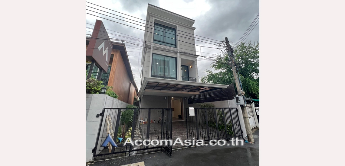  3 Bedrooms  House For Rent & Sale in Sukhumvit, Bangkok  near BTS Ekkamai - BTS Phra khanong (AA25483)