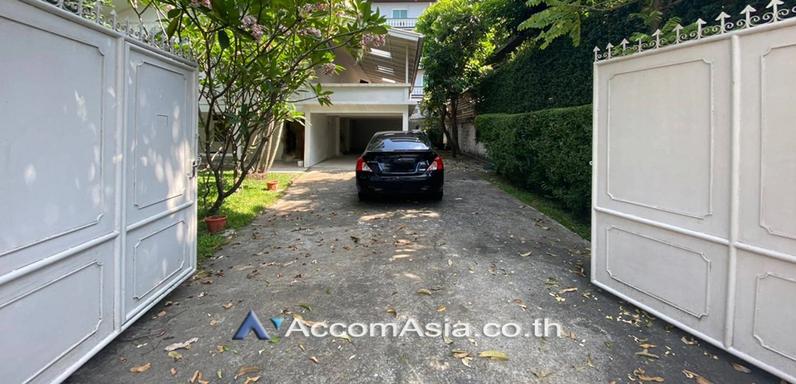 unitGarden, Pet friendly |  3 Bedrooms  House For Rent & Sale in Sukhumvit, Bangkok  near BTS Thong Lo (AA25488)