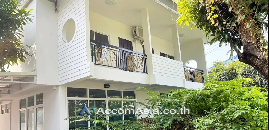  3 Bedrooms  House For Sale in Sukhumvit, Bangkok  near BTS Phra khanong (AA25551)