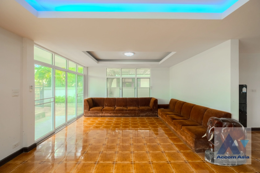  1  3 br House for rent and sale in Sukhumvit ,Bangkok BTS Phra khanong AA25551