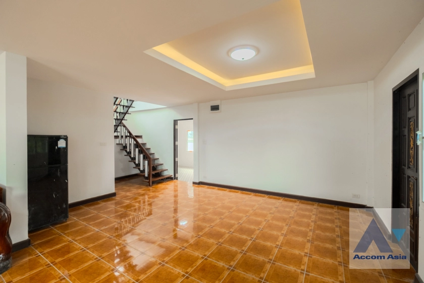  1  3 br House for rent and sale in Sukhumvit ,Bangkok BTS Phra khanong AA25551