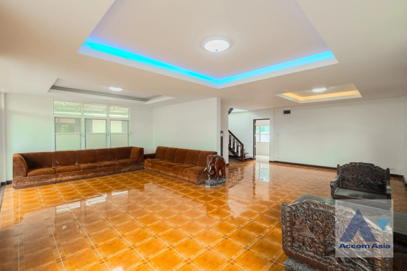 5  3 br House for rent and sale in Sukhumvit ,Bangkok BTS Phra khanong AA25551