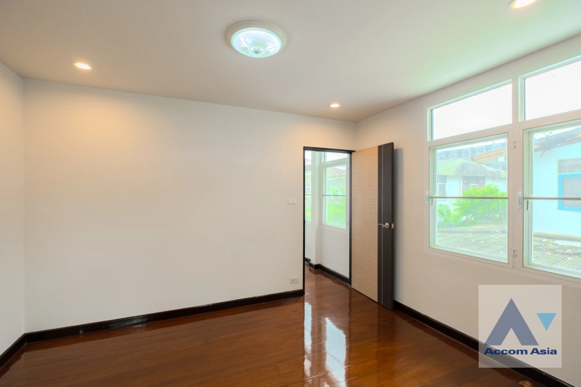 13  3 br House for rent and sale in Sukhumvit ,Bangkok BTS Phra khanong AA25551