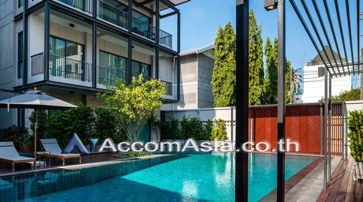  2 Bedrooms  Apartment For Rent in Ploenchit, Bangkok  near BTS Ploenchit (AA25699)