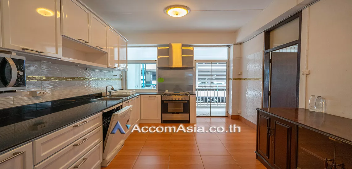 Pet friendly |  3 Bedrooms  Apartment For Rent in Sukhumvit, Bangkok  near BTS Asok - MRT Sukhumvit (AA25736)