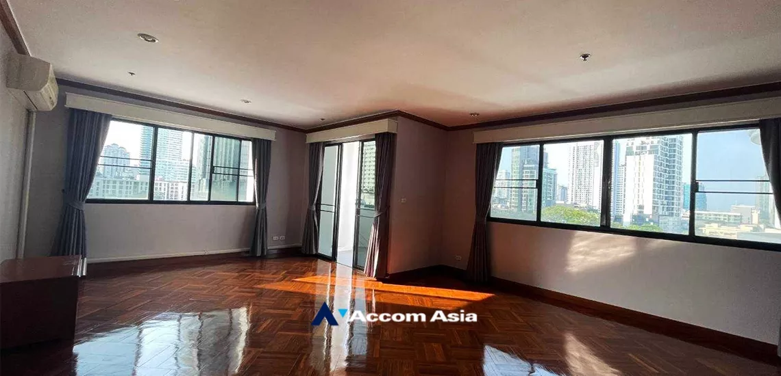  3 Bedrooms  Apartment For Rent in Sukhumvit, Bangkok  near BTS Ekkamai (AA25768)