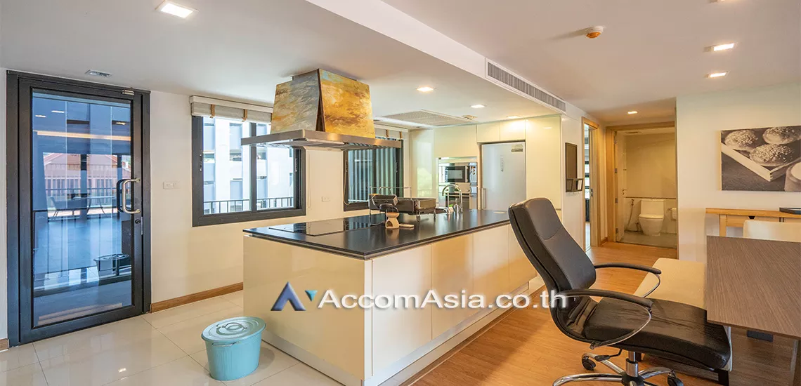 unit 3 Bedrooms  Apartment For Rent in Ploenchit, Bangkok  near BTS Ploenchit (AA25777)
