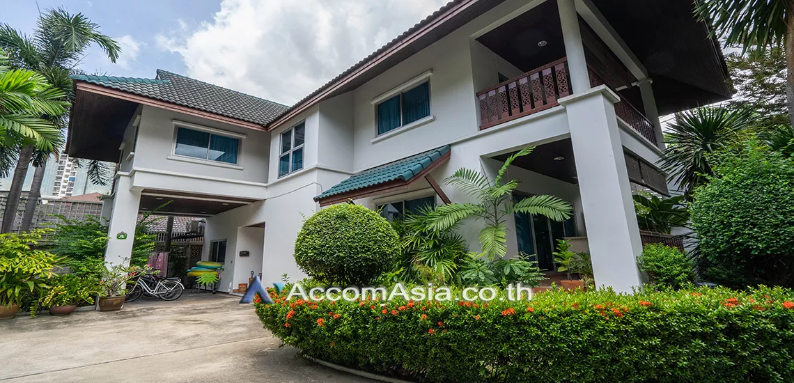 House in Compound House  3 Bedroom for Rent BTS Phrom Phong in Sukhumvit Bangkok