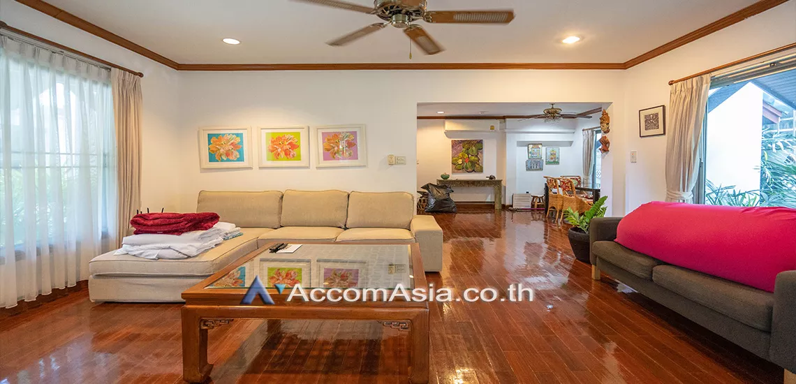  3 Bedrooms  House For Rent in Sukhumvit, Bangkok  near BTS Phrom Phong (5001301)