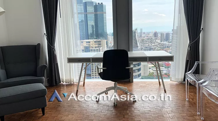 unit 3 Bedrooms  Condominium For Rent in Silom, Bangkok  near BTS Chong Nonsi (AA25800)