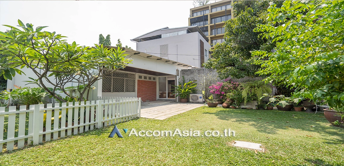  2 Bedrooms  House For Rent in Ploenchit, Bangkok  near BTS Ploenchit (AA25853)