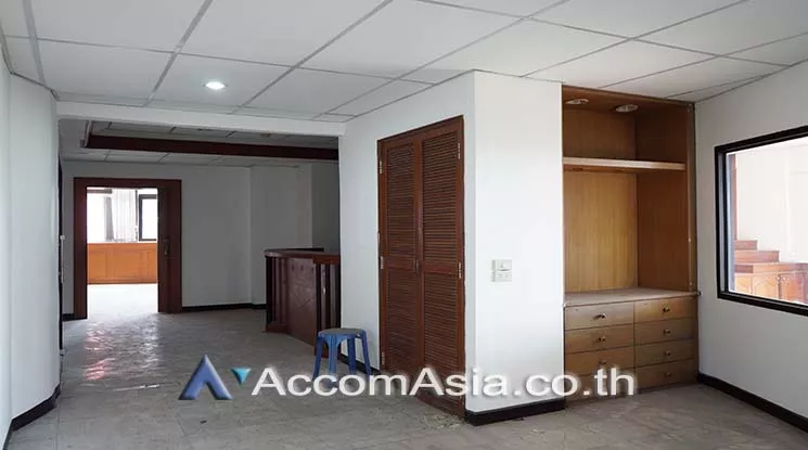  1  Office Space For Rent in Sukhumvit ,Bangkok BTS Ekkamai at Modern Town Building AA25858