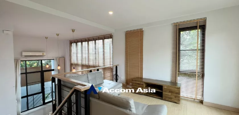 Pet friendly |  3 Bedrooms  Townhouse For Rent in Sathorn, Bangkok  (AA25860)
