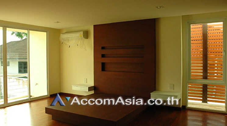  5 Bedrooms  House For Rent in Sukhumvit, Bangkok  near BTS Phra khanong (AA25900)