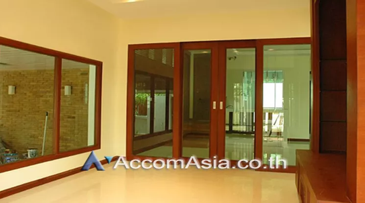 unit 5 Bedrooms  House For Rent & Sale in Sukhumvit, Bangkok  near BTS Phra khanong (AA25900)