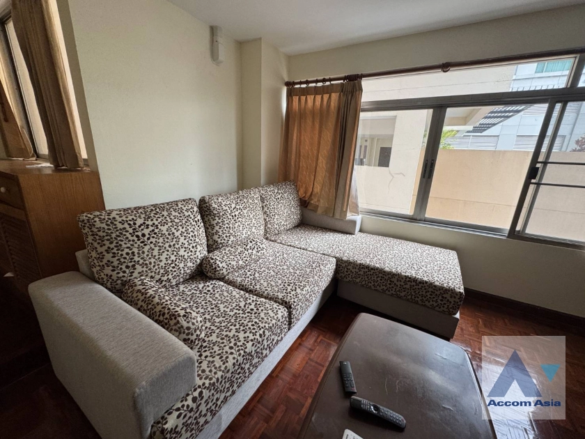 unit 2 Bedrooms  Condominium For Rent in Sukhumvit, Bangkok  near BTS Nana (24043)