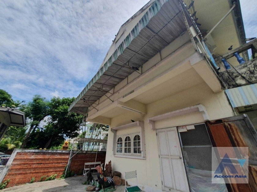  6 Bedrooms  House For Sale in Sukhumvit, Bangkok  near BTS Ekkamai (AA25946)