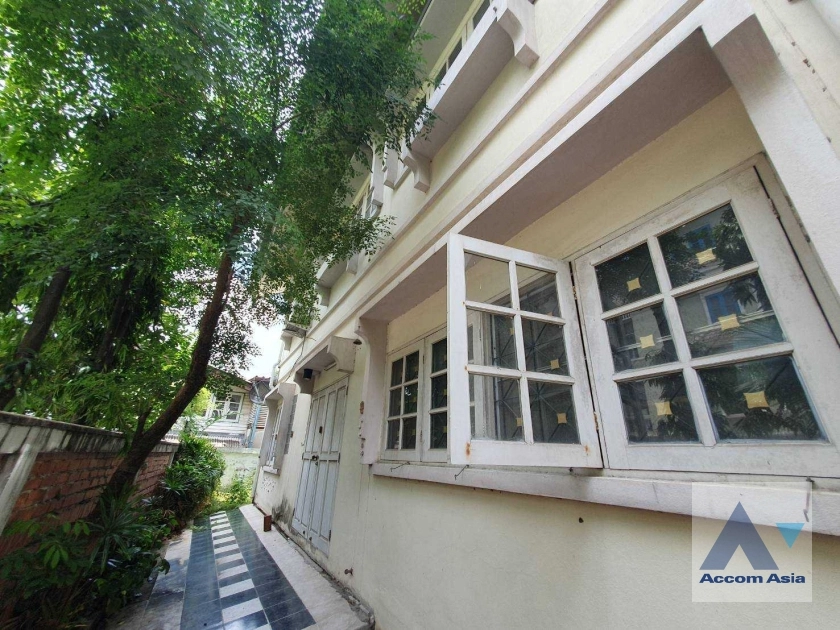  6 Bedrooms  House For Sale in Sukhumvit, Bangkok  near BTS Ekkamai (AA25946)
