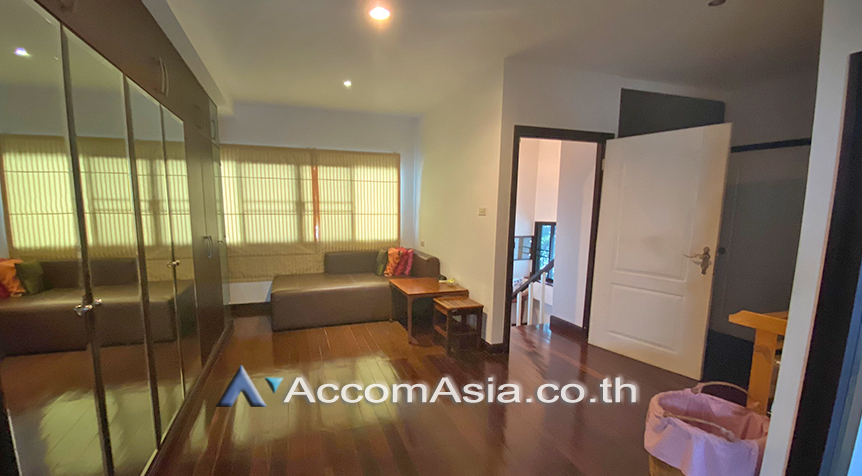  6 Bedrooms  House For Sale in Sukhumvit, Bangkok  near BTS Phra khanong (AA25973)