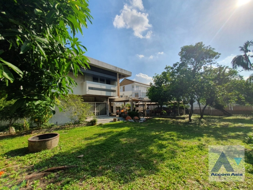 5  House For Sale in Sukhumvit ,Bangkok BTS Phra khanong AA25989