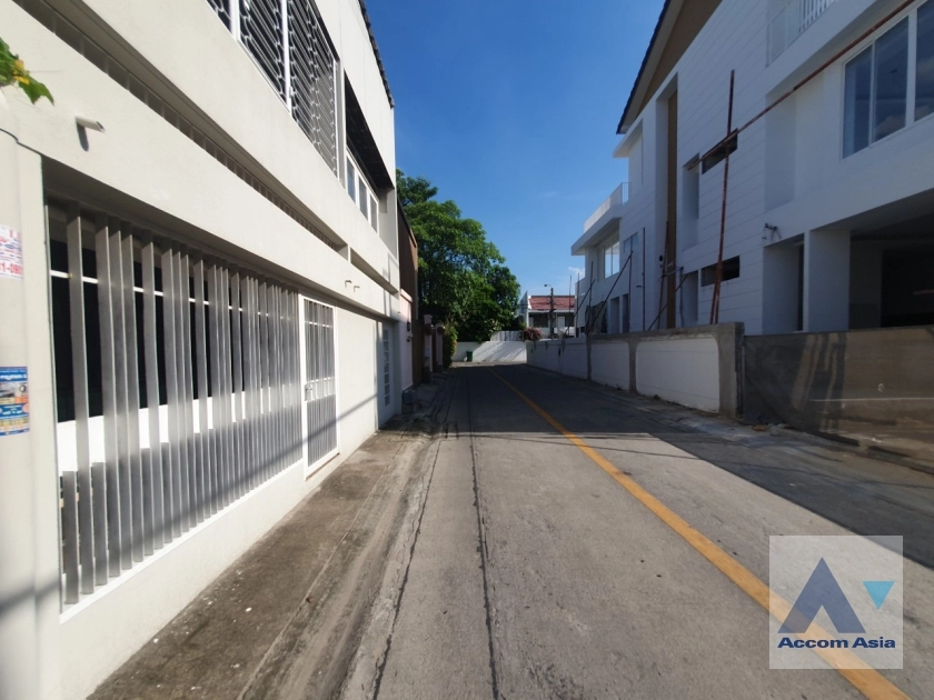 9  House For Sale in Sukhumvit ,Bangkok BTS Phra khanong AA25989