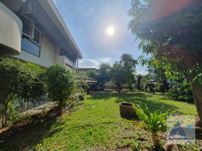 4  House For Sale in Sukhumvit ,Bangkok BTS Phra khanong AA25989