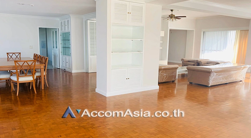 unitBright apartment with large layout and balcony in Sathorn (AA26043)
