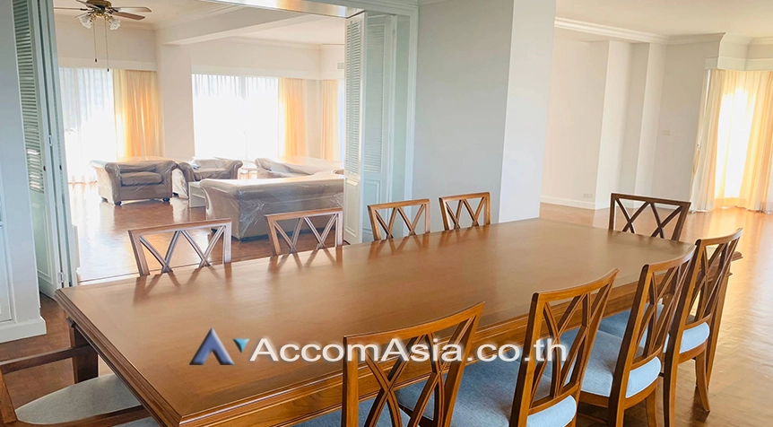 unitBright apartment with large layout and balcony in Sathorn (AA26043)