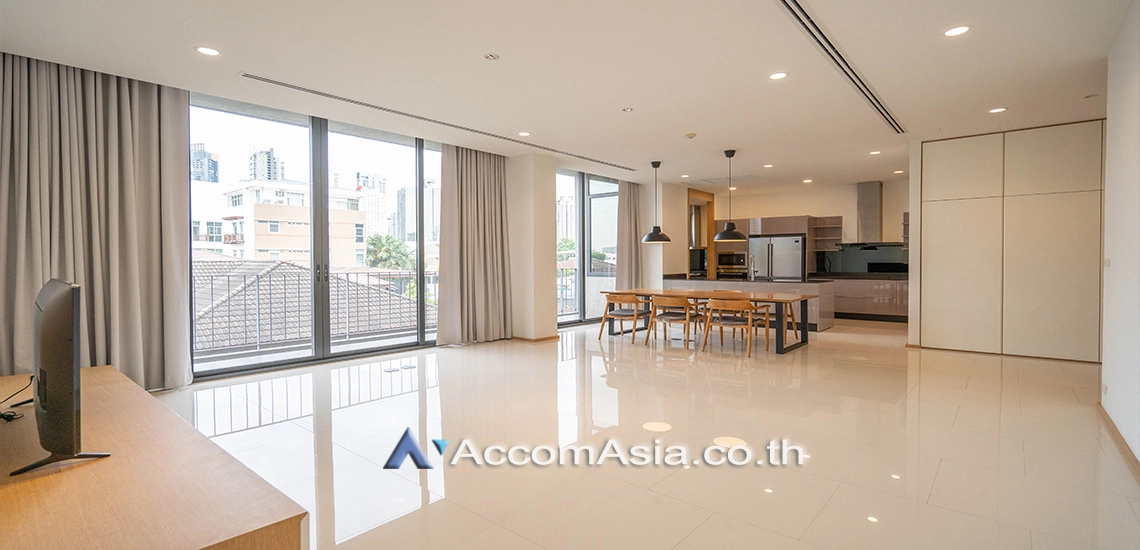 3 Bedrooms  Apartment For Rent in Sukhumvit, Bangkok  near BTS Phrom Phong (AA26044)