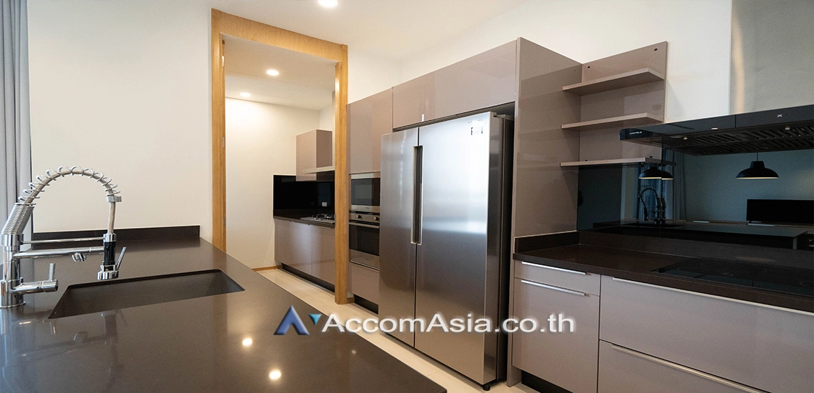  3 Bedrooms  Apartment For Rent in Sukhumvit, Bangkok  near BTS Phrom Phong (AA26044)