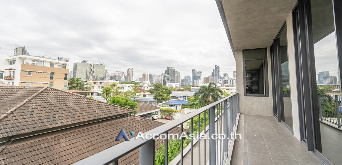 unitElegant apartment with warm wood tones and garden views (AA26044)