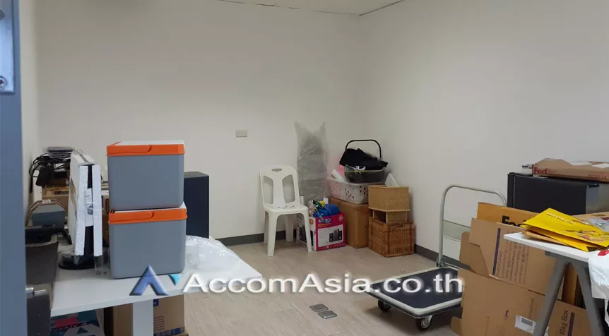 unit Office space For Rent in Sukhumvit, Bangkok  near BTS Ekkamai (AA26063)