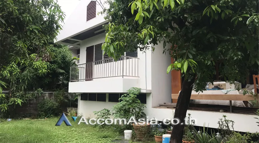 unit 2 Bedrooms  House For Sale in Sukhumvit, Bangkok  near BTS Ekkamai (AA26104)