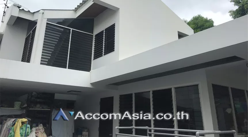 unit 2 Bedrooms  House For Sale in Sukhumvit, Bangkok  near BTS Ekkamai (AA26104)