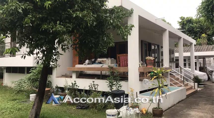  2 Bedrooms  House For Sale in Sukhumvit, Bangkok  near BTS Ekkamai (AA26104)