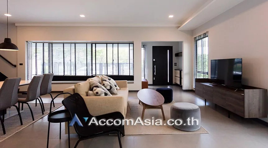  3 Bedrooms  Townhouse For Rent in Bangna, Bangkok  (AA26199)