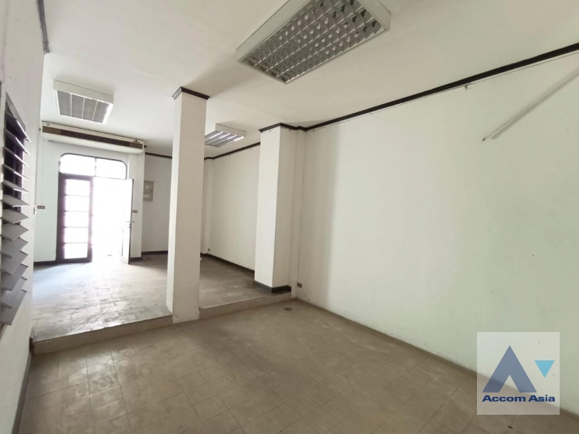 unit 3 Bedrooms  Townhouse For Rent in Sukhumvit, Bangkok  near BTS Phra khanong (AA26221)