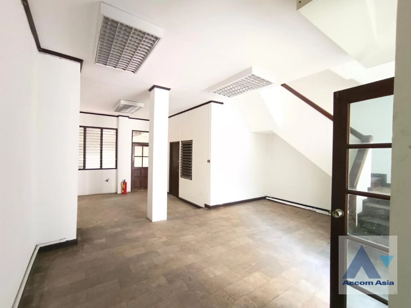 unit 3 Bedrooms  Townhouse For Rent in Sukhumvit, Bangkok  near BTS Phra khanong (AA26221)