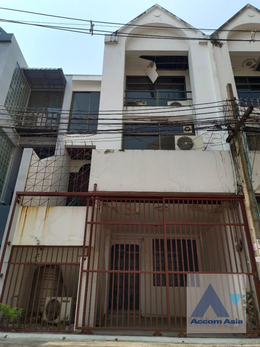 unit 3 Bedrooms  Townhouse For Rent in Sukhumvit, Bangkok  near BTS Phra khanong (AA26221)