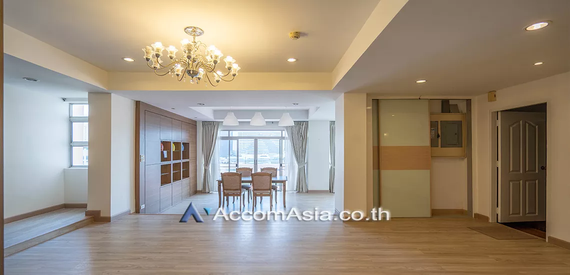 unit 3 Bedrooms  Condominium For Rent in Sukhumvit, Bangkok  near BTS Nana (24079)