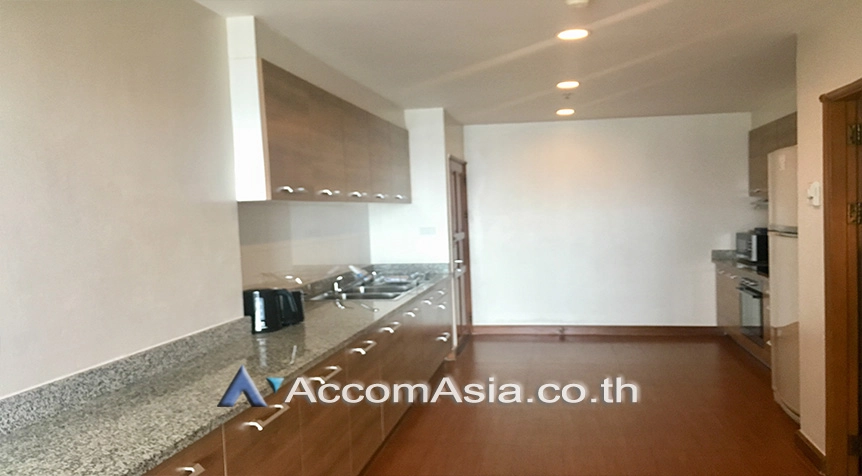 unitPet friendly | Private apartment with large layout and classic wood accents in Sathorn (AA26309)
