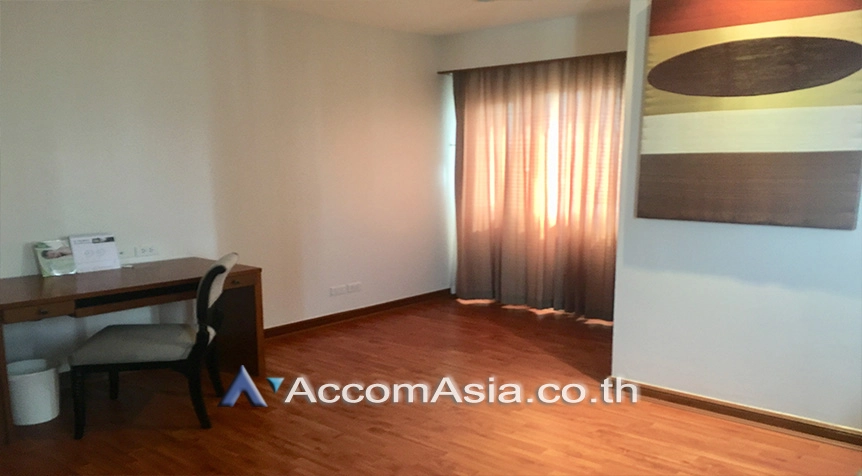 unitPet friendly | Private apartment with large layout and classic wood accents in Sathorn (AA26309)