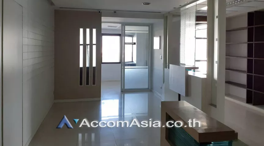 4  Office Space For Rent in Silom ,Bangkok BTS Sala Daeng at Silom Complex AA26317