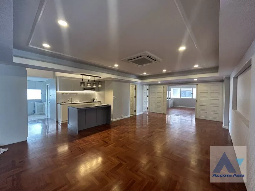  4 Bedrooms  Condominium For Rent in Sathorn, Bangkok  near MRT Lumphini (AA26327)